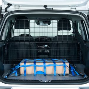 In den robusten Ladeboden des Umbau-Kits sind Aluschienen eingelassen, die zusammen mit Verzurrösen eine flexible Fixierung von Ladegut erlauben.(Bild:  Kia)