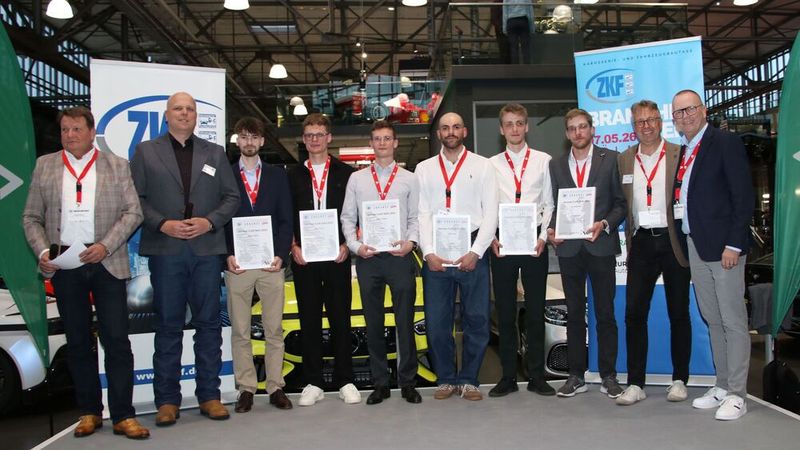 ZKF-Hauptgeschäftsführer Thomas Aukamm und Referatsleiter Steffen Fuchs ehrten die Sieger der German Craft Skills in der Fachrichtung Karosserie- und Fahrzeugbautechnik Vincent Leimbach, David Giersbach, Johannes Mootz und in der Fachrichtung Karosserieinstandhaltungstechnik Malik Arslan, Johannes Günther, Nico Gelzleichter gemeinsam mit ZKF-Präsident Arndt Hürter und Guido Kutschera, Executive Vice President Dekra Gruppe und Head of Region Germany. (v. l.)  (Bild: Klasing)