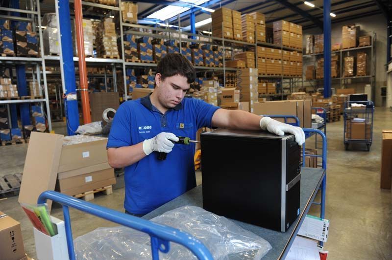 Noch ein letzter Griff, dann kann der PC verschickt werden. (Extra Computer)