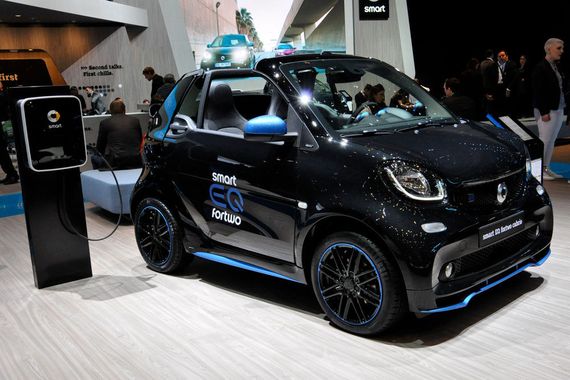 Smart soll künftig nur noch E-Autos anbieten. Daher gliedert Daimler die Autos in seine Elektromarke EQ ein. In Genf stehen die ersten Smart-Sondermodelle unter dem neuen Label, wie hier der Fortwo EQ.