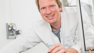 Biohysiker Prof. Timo Betz freut sich über eine internationale Forschungsförderung. (CiM/Peter Leßmann)