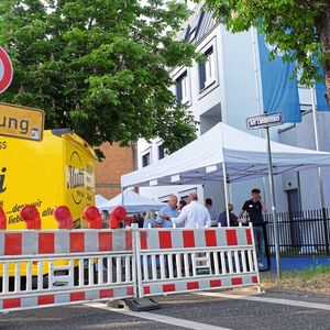 Am hessischen Verbandshaus in Wiesbaden – Am Landeshaus – ging im Freitagabend nichts mehr: Hier durfte das Kfz-Gewerbe Hessen feiern und dazu sogar die Straße sperren.(Bild:  Zietz/»kfz-betrieb«)