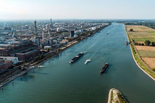 Für das Stammwerk in Ludwigshafen, das mit geringer Auslastung kämpft, kündigte BASF-Vorstandschef Kamieth keine weiteren größeren Schließungen von Anlagen an.(Bild:  BASF)
