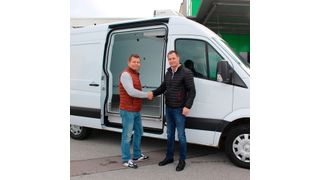 Übergabe Transporter: Hans Bauer (Prokurist, Wolf Gastro GmbH, links) und Edwin Henn (Außendienst-Mitarbeiter tkv GmbH, rechts) vor dem neuen Coolingvans-Kühlfahrzeug. (Bruno Lukas, Press’n’Relations)