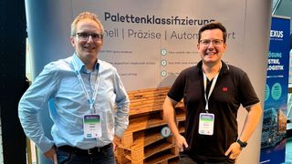 AKL-tec und Vitronic haben sich auf dem Hamburger Paletten-Symposium erfolgreich gemeinsam präsentiert – links Rüdiger Elben (AKL-tec), daneben Carsten Astner von Vitronic. (Bild: AKL-tec)