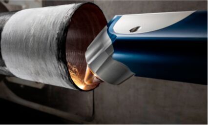 Per additiver Fertigun kann man aber auch Schutzschichten applizieren. Hier sieht man ein solches System bei der Arbeit am Inneren eines Composite-Rohrs. Die Schutzschicht soll später die ungewünschte Wasserstoffdiffusion durch die Rohrwand behindern. (Bild: RWTH Aachen DAP)