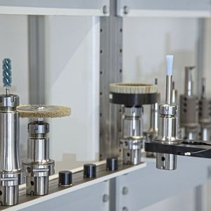 Im Werkzeugspeicher des flexiblen Fertigungssystems sind die Bürsten hinterlegt und können vom Roboter automatisch in das Bearbeitungszentrum eingeführt werden. (Bild:  Matthias Böhm)