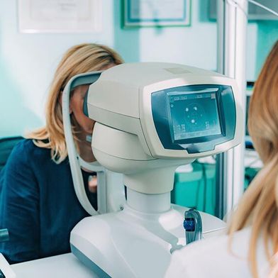 Sollten nur Augenärzte und Optiker ein Augenscreening durchführen dürfen? Der Vorsitzende Richter Steffen Wesche koppelt diese Entscheidung an die noch ausstehende Einschätzung, ob eine konkrete Gesundheitsgefahr besteht. (Bild: © Microgen - stock.adobe.com)