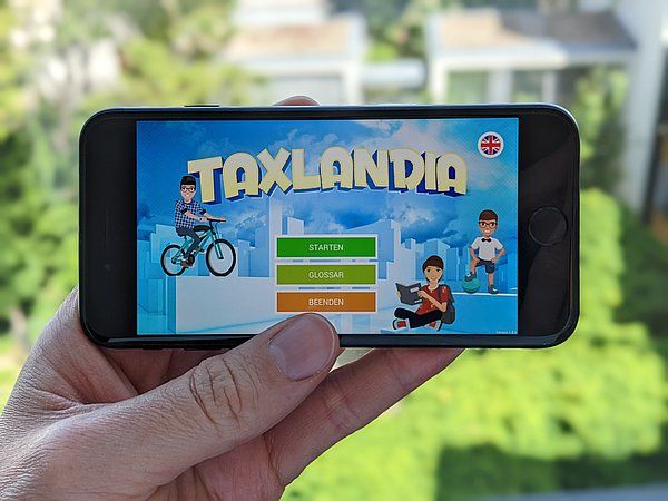 Rund 155.000 Euro hat die EU bisher für ein Spiel ausgegeben, das junge Leute für das Steuerzahlen begeistern soll. Dazu taucht der Spieler in die fiktive Welt eines maroden Staates namens „Taxlandia“ ein, der wieder auf Vordermann gebracht werden soll – durch Steuererhöhungen. In den App Stores erhält das Spiel mehr als vier Jahre nach dem Start eine durchschnittliche Bewertung von lediglich 2 bzw. 2,5 von 5 möglichen Sternen. (Quelle: BdSt) (Philipp Behm)