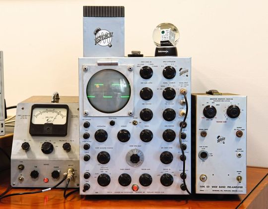 Das Oszilloskop-Modell 511 wurde im Juni 1947 vorgestellt. Es war allerdings das zweite Produkt. Zuerst kam Typ 101 mit Video Calibrator auf den Markt. Eine überarbeitete Version 511A wurde 1950 eingeführt. Howard Vollum war direkt an der Entwicklung des 511 beteiligt.(Bild:  Tektronix)
