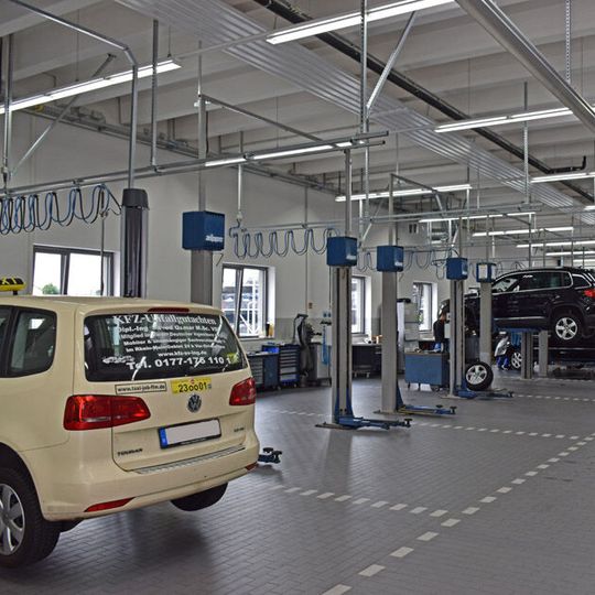 In vielen Werkstätten bleibt aktuell die eine oder andere Hebebühne leer.(Bild:  Holz/»kfz-betrieb«)