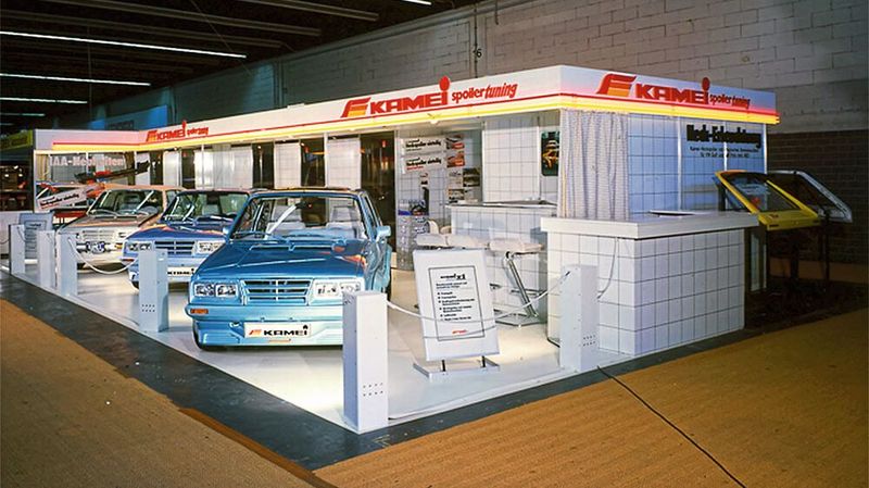 Mittlerweile wurden Kamei-Produkte in 40 verschiedene Länder exportiert. 1976 verlegte das stetig expandierende Unternehmen seinen Hauptsitz nach Wiesbaden in die Nähe des Frankfurter Flughafens. Die Produktionsmengen wuchsen und 1977 wurde in einem Industriegebiet im Wolfsburger Vorsfelde ein neues Werk mit modernster, größtenteils computergesteuerter Ausrüstung eröffnet. Diese Expansion setzte sich über den großen Teich hinweg fort. Um den spezifischen Bedürfnissen des US-Marktes gerecht zu werden, der ebenfalls vom Spoiler-Hype erfasst wurde, eröffnete Kamei eine Produktionsstätte in North Haven, Connecticut. Diese wurde jedoch etwa ein Jahrzehnt später geschlossen. (Bild: Kamei)