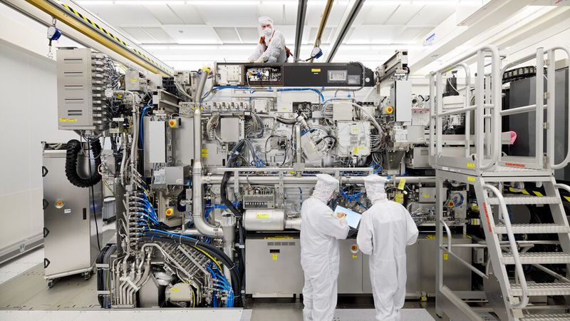 Montage eines EUV-Lithografiesystems im Reinraum von ASML. Bislang haben die Niederländer ein Quasi-Monopol auf diese für die Mikrochipfertigung essenziellen Hightech-Maschinen. Montage eines EUV-Lithografiesystems im Reinraum von ASML. Bislang haben die Niederländer ein Quasi-Monopol auf diese für die Mikrochipfertigung essenziellen Hightech-Maschinen.