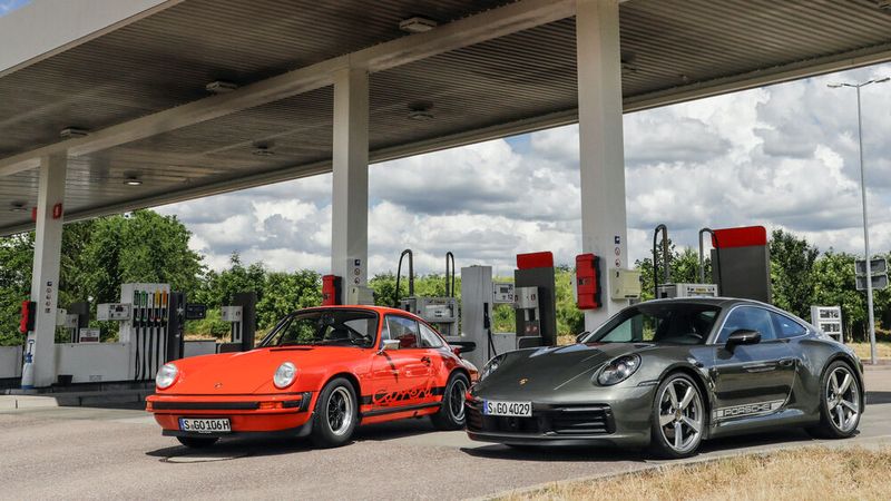 Der synthetische Kraftstoff soll nicht nur alte und neue Porsche 911er antreiben, sondern ist für alle Fahrzeuge mit Verbrennungsmotor gedacht.(Bild:  Autoren-Union Mobilität/Porsche)