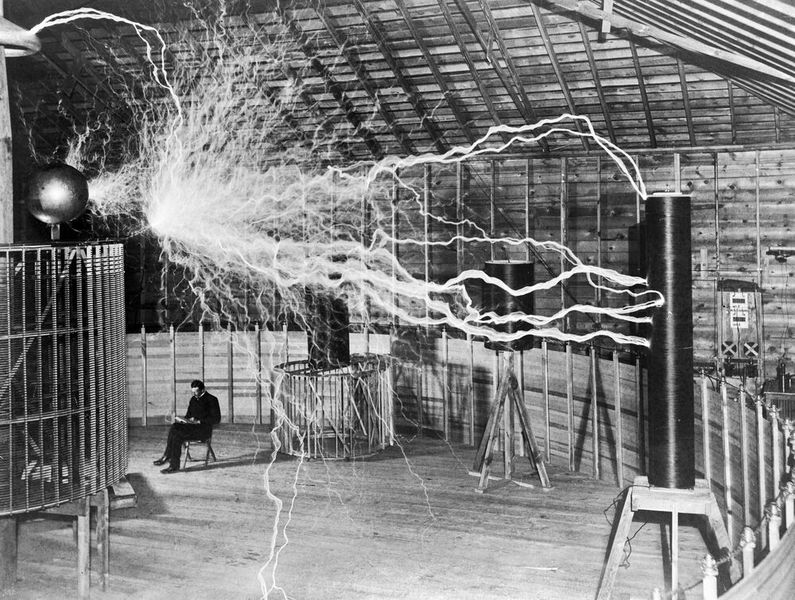 Das Labor in Colorado Springs - die Blitze sind durch Langzeitbelichtung entstanden als Tesla nicht im Raum war. (Bild: Nikola Tesla, with his equipment Wellcome M0014782 / CC BY)