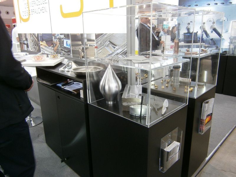 Und ab hier erleben Sie immer wieder, was es sonst noch so auf der Premiere der Moulding Expo zu erleben gab. Mit dabei sind ein Trabi, ein BMW i8, diverser Boliden der Formula Student, ein Rennsimulator, Bauteile, Werkzeugmaschinen und vieles Mehr...die Moulding Expo hat gemäß den Aussagen der Initiatoren ihr Versprechen erfüllt, der Branche eine neue, optimierte Präsentationsplattform zu bieten. (Bild: Königsreuther)