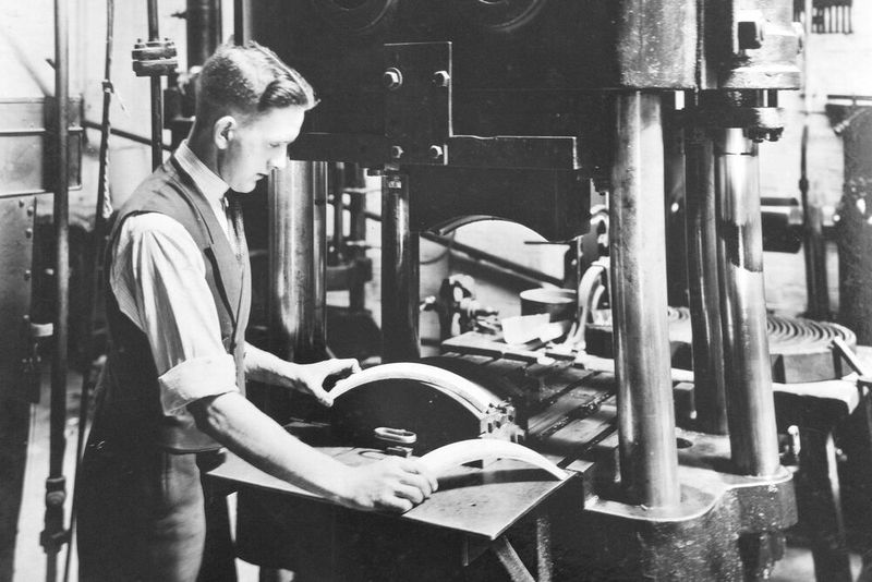 Immer interessant bei alten Aufnahmen zu sehen: Früher war das Thema Arbeitschutz in Fabriken nur sehr rudimentär ausgeprägt.  (Bild: Textar)