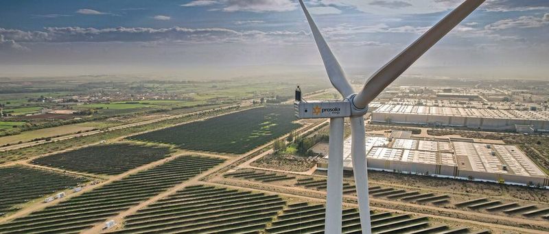 Im Werk im spanischen Saragossa bezieht Stellantis Energie aus einem Hybridpark. Solar- und Windenergie soll rund 80 Prozent des lokalen Strombedarfs decken.(Bild:  Stellantis)
