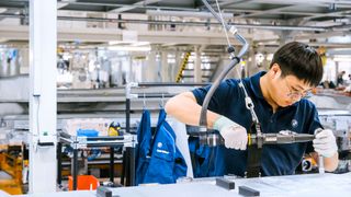 Europäische Firmen prüfen stärker, ob sie in China investieren. Im Bild: Die Hochvoltbatteriemontage von BMW in Shenyang. Der Autohersteller wird ab 2026 seine Neue Klasse in China fertigen. (Bild: BMW)