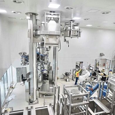 Rzut oka na nową linię produkcyjną tabletek firmy Bayer, Solida 1, w trakcie budowy: trwają prace związane z montażem robotów i kolumn podnoszących służących do transportu materiałów. (Źródło:Bayer)