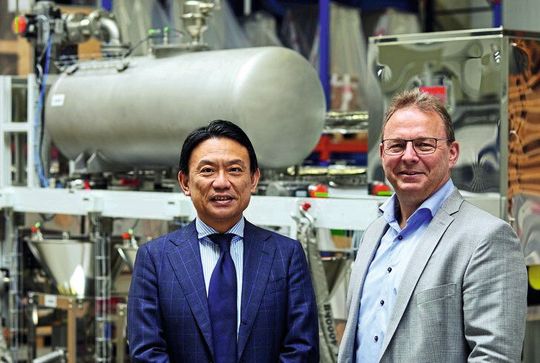 Geschäftsführer der Kubota Brabender Technologie: Hideki Saiki und Bruno Dautzenberg.(Bild:  Kubota Brabender)