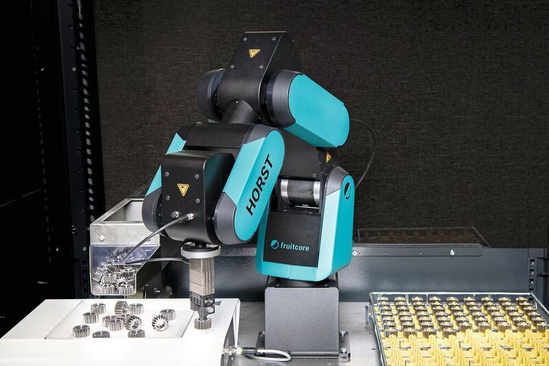 HORST600 in Action: Im Bild eine horstCUBE-plug & play-Roboterzelle, bei der HORST mittels Kamera­erkennung Zahnräder vereinzelt. Programmiert und angesteuert wird über «horstFX». (Bild: Thomas Entzeroth)