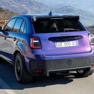  Der Scorpionissima hat nicht nur spürbar mehr Wumms, sondern auch einige sinnvolle Extras an Bord.(Bild:  Abarth)