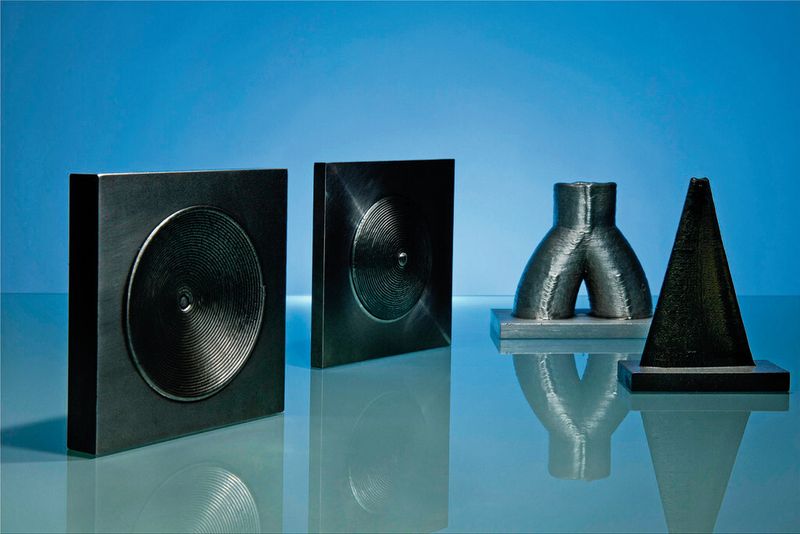 Beschichtete und generativ erzeugte Bauteile aus unterschiedlichen Metalllegierungen. (Bild: Fraunhofer-IWS)