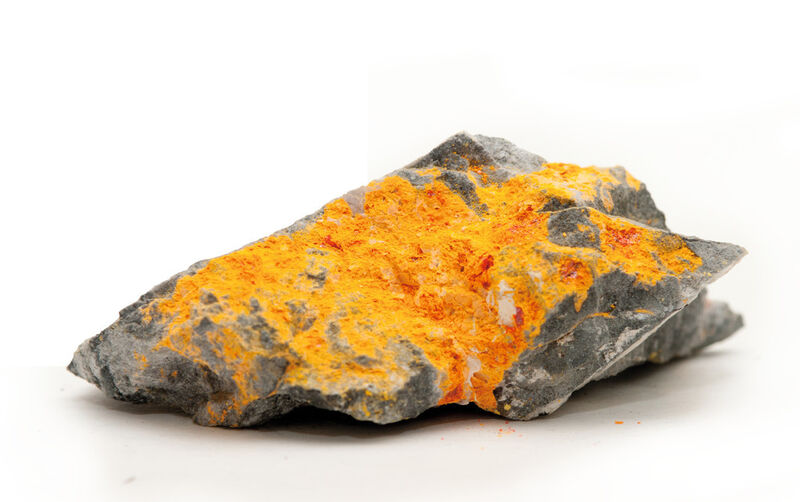 Abb. 1b: Arsen kommt in der Natur meist nicht in reiner Form vor. Eine häufig gefundene Verbindung ist Realgar (As4S4), hier auf ­einem Substrat aus Stibnit und Granit. (Quelle: Metrohm Information ONE/2014)