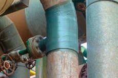 Mit Henkel-Verbundwerkstoffen werden Rohrleitungen repariert, was zu einer Verlängerung der Lebensdauer um bis zu 20 Jahren führen kann. (Bild: Henkel)