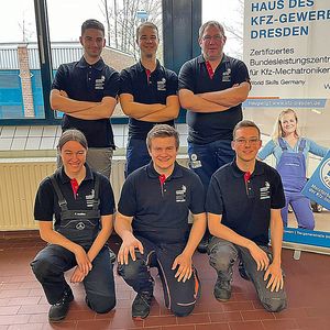 Bei den Kfz-Mechatronikern für Pkw-Technik traten zum Auswahlwettbewerb an (vorne v.li.): Franziska Schlüter (Hessen), Manuel Schmied (Bayern) und Michael Meyer (NRW).(Bild:  Worldskillsgermany)