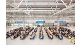 Mitarbeiter feiern die Einweihung der neuen Produktionshalle bei Waldner in Wangen. (Waldner)