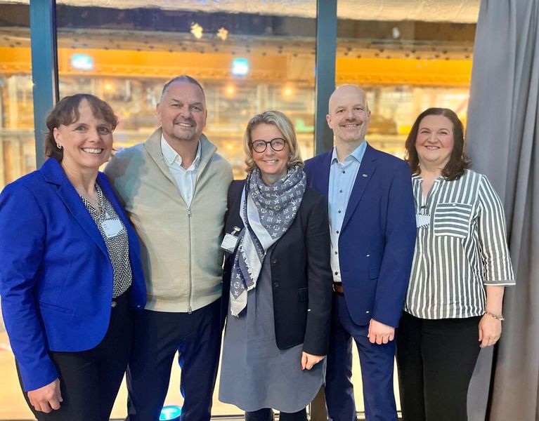 Peter Neumeier (r., ESET) hat während der Partnerkonferenz die Kooperation mit ReinerSCT verkündet. Thomas Peter (l.) ist startklar für die Zusammenarbeit. Die Damen (v. l.) Sylvia Lösel, Stephanie Steen und Lilli Kos (IT-BUSINESS) (Bild: Claus Uhlendorf / Eset)