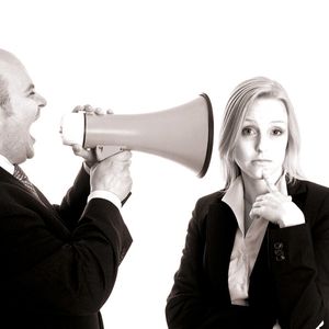 Sprache ist ein wichtiges Instrument in der Mitarbeiterführung – daher gilt es sie bewusst einzusetzen.