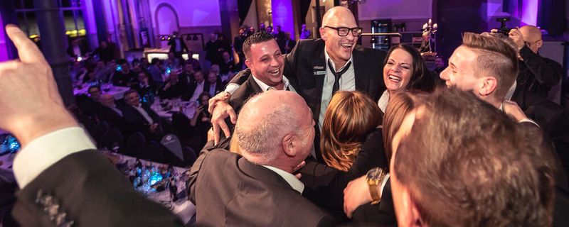Große Freude beim Team vom Autohaus Köpper. Es gewinnt zum zweiten Mal den Gebrauchtwagen Award. Große Freude beim Team vom Autohaus Köpper. Es gewinnt zum zweiten Mal den Gebrauchtwagen Award.