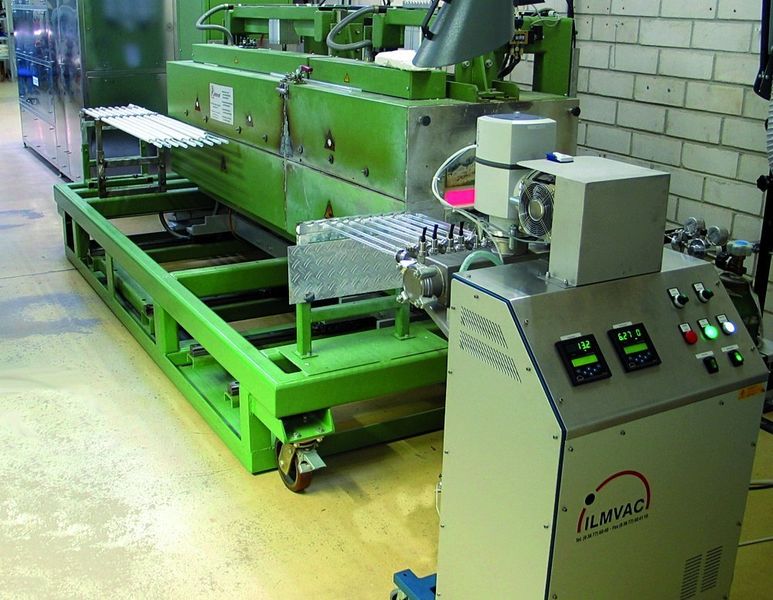 Bild 2: Der Hochvakuumpumpstand DHV 900/2-UHL verfügt über ein verbessertes Saugvermögen der Hochvakuumpumpe. Der Bedienkomfort wurde durch eine elektropneumatische Betätigung des Hochvakuum- und des Vorvakuumventils verbessert. (Archiv: Vogel Business Media)