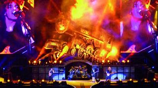 Bild 1: AC/DC ohne Nebel? Für viele Fans unvorstellbar. Konzertmanager setzen Trockeneis dafür ein. Auch die Industrie nutzt das Eis für die Reinigung von Produktionsanlagen. (Bild: Infobgv unter CC BY-SA 2.0, wikimedia commons)