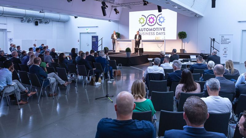 Die Teilnehmerinnen und Teilnehmer lernten jedenfalls, dass viele Porsche-Besitzer gar nicht so online-affin sind, sondern eher auf den persönlichen Kontakt mit der Werkstatt setzen. (Bild: Stefan Bausewein)