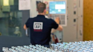 Zu den auf der UMC-750 produzierten Teilen gehören Chargen von je 200 Stück für die industrielle Messtechnik und ähnliche Mengen für Müllfahrzeuge. Die Teile werden alle automatisch geladen und größtenteils auf der Fünf-Achs-Maschine von Haas in einer Aufspannung bearbeitet. (Haas)