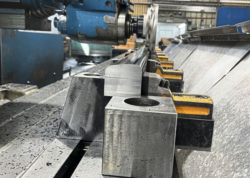Fraisage d'un rail pour le secteur ferroviaire avec une fraise de forme développée par Iscar Suisse pour Delmet SA. (Source : Delmet / Iscar)