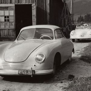 Der Porsche 356 ist das erste Serienmodell von Porsche. Die ersten 50 Wagen mit Aluminiumkarosserie baute das Unternehmen in Handarbeit in Gmünd in Kärnten, wohin es von Stuttgart gegen Ende des Zweiten Weltkriegs umgesiedelt war. (Bild:  Porsche)