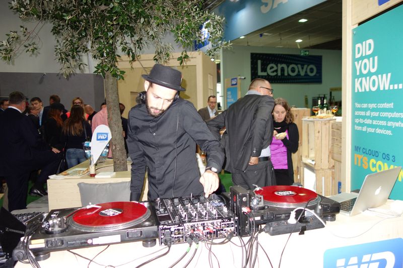 DJ Crux mischte auf (Bild: IT-BUSINESS)