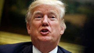 Es ist soweit! Donald Trump hat die neuen Zölle von 15 Prozent für EU-Importe heute um Mitternacht (Ortszeit Washington) wahrwerden lassen. Gleichzeitig kündigte er hohe Zölle auf Halbleiterprodukte an, um diese Industrie wieder in die USA zu holen ... (Bild: AP)