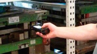 Dank metallischer Etiketten ist die zuverlässige Gütererfassung per Handheld möglich. Das Labelling erfolgt dabei auf robuster Basis. (Vaillant)