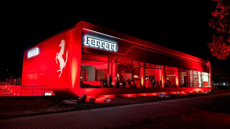 Der neu errichtete Kfz-Betrieb erstreckt sich über eine Gesamtfläche von rund 2.700 Quadratmetern. (Bild: Ferrari)