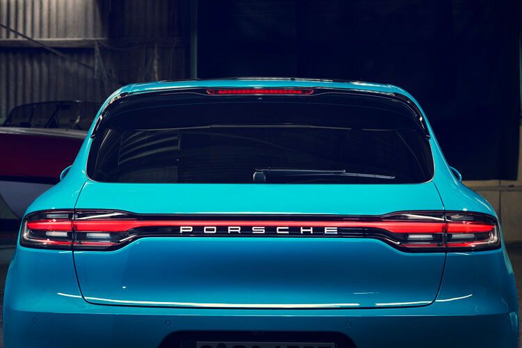 Auch das Mittelklasse-SUV bekommt dort jetzt ein durchgehendes Lichtband. (Porsche)