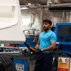 Als Abfallsammelfahrzeug steht das Konzeptfahrzeug sinnbildlich für diesen Ansatz: Es sammelt Materialien für den Recyclingprozess und besteht zugleich selbst zum Teil aus den Materialien dieser Kreisläufe. (Bild:  Mercedes-Benz Trucks)
