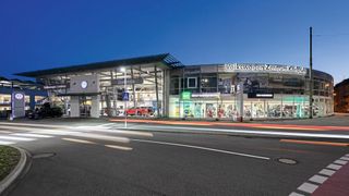 In Karlsruhe betreibt die Graf Hardenberg-Gruppe einen Mehrmarkenstandort mit VW, Skoda, Seat, Cupra und Vespa. (Bild:Graf Hardenberg)