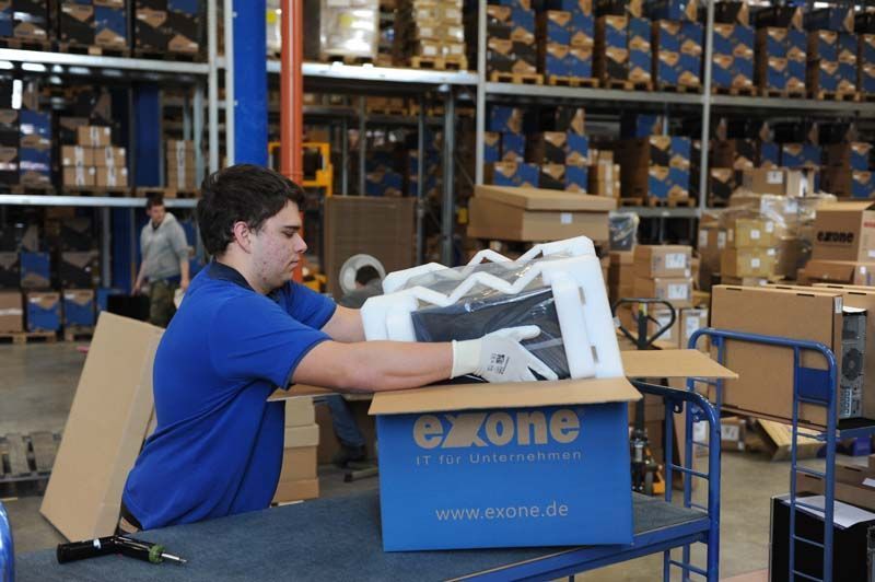 Ab in die Kiste: Ist alles das Gerät fertig, kann es zum Kunden versendet werden. (Extra Computer)