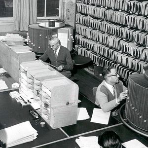 Die Datenerfassung bzw. Archivierung im Wandel der Zeit. In den Anfangsjahren, hier 1958, erfolgt dieser noch auf Papier bzw. Microfiche-karten.(Bild:  KBA)